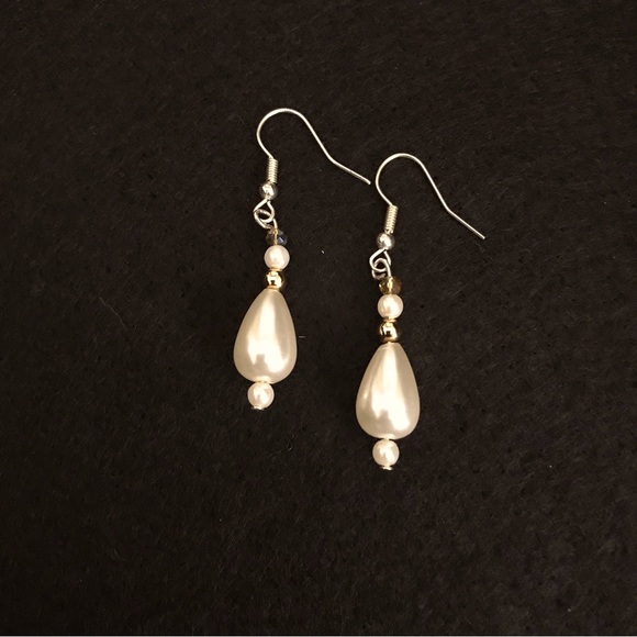 Jewelry - Earrings handcrafted of Vintage faux pearls